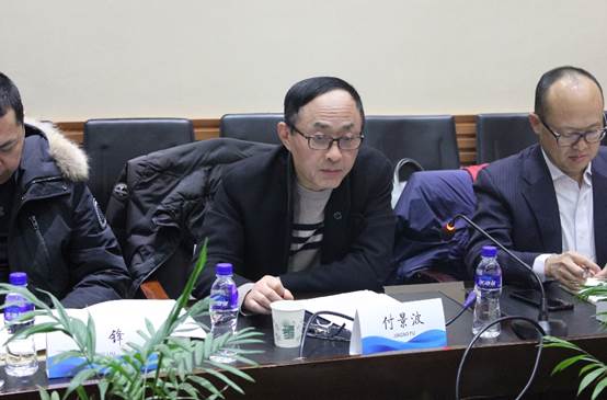 一群人坐在桌子前描述已自动生成