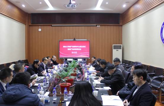 会议室里的人们描述已自动生成